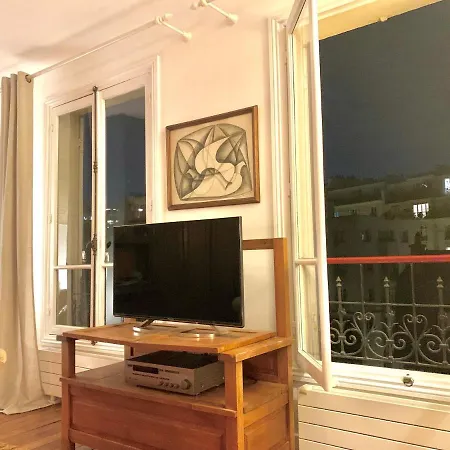 Nest In Apartment Paris