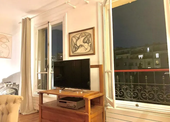 Nest In Apartment Paris